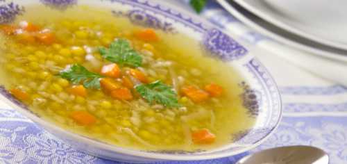 Овощи закладывают в суп только при закипании воды и слегка подсаливают