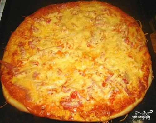 Пицца с помидорами, колбасой и сыром: как её