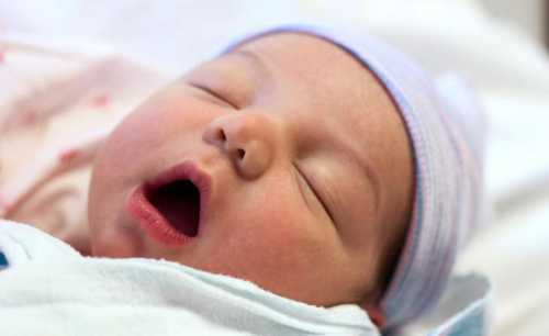 Новорождённый ребёнок кряхтит: причины, это может