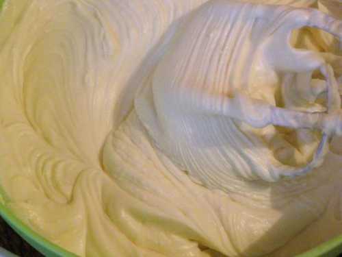 Перед вами простой рецепт, как приготовить творожный крем для бисквитного торта