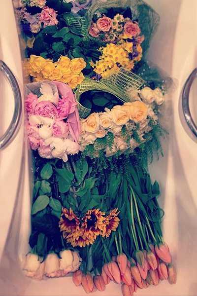 Ирина Безрукова получила на день рождения ванну цветов