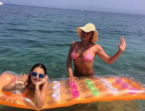 Анастасия Волочкова носит с дочерью одинаковые купальники