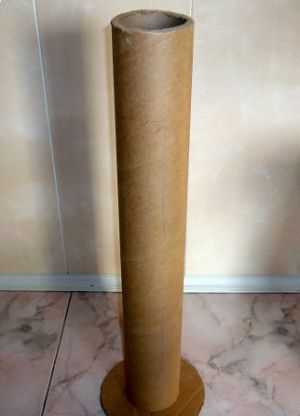 Цилиндр из плотного картона, на который наматывается линолеум