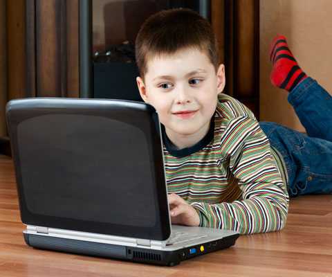 Дети ивзрослые играют в компьютерные и телефонные игры. </p>